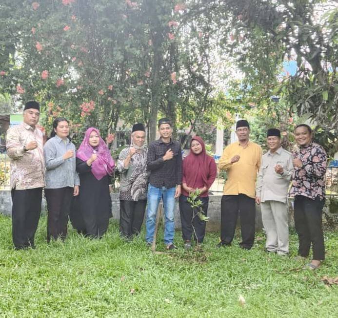 Calon Pengantin Tanam Pohon Sebelum Menikah Sebagai Gerakan Ekoteologi di KUA STM Hilir