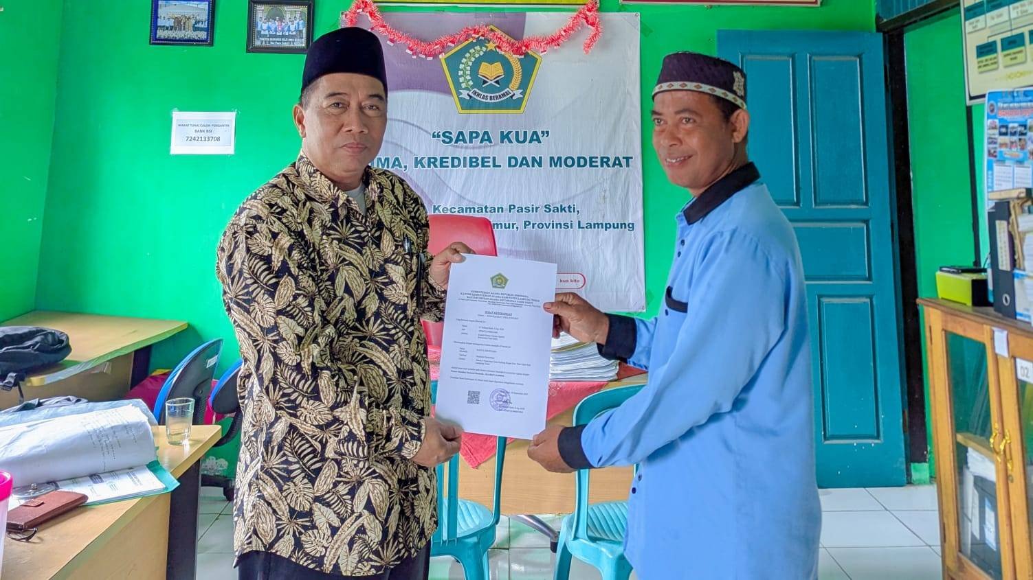 KUA Pasir Sakti Serahkan SKT Musholla Baitul Mustaqin