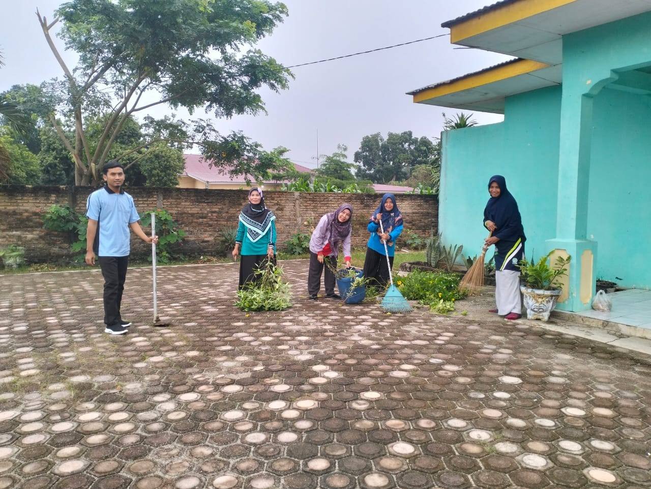 Semarak World Cleanup Day, KUA Bosar Maligas Laksanakan Gotong Royong Jumat Bersih