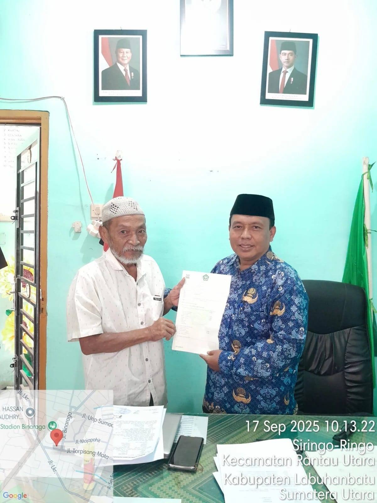 Kepala KUA Rantau Utara Serahkan Elektronik AIW Kepada Pewakif dan Nazhir Wakaf
