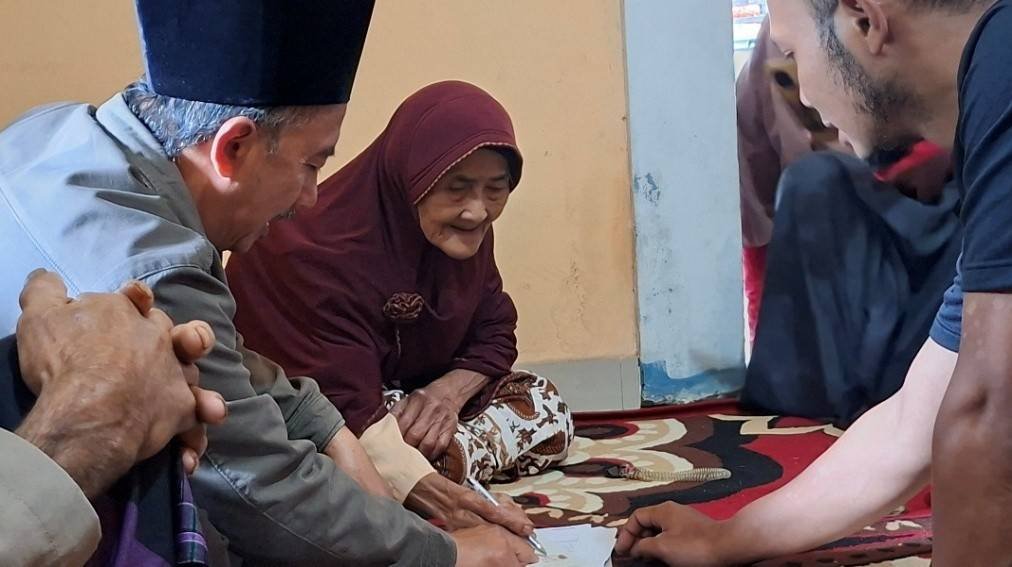 KUA Karangkobar Pimpin Ikrar Wakaf di Desa Gumelar: Ibu 91 Tahun Serahkan Tanah untuk Musholla Al-Anfal