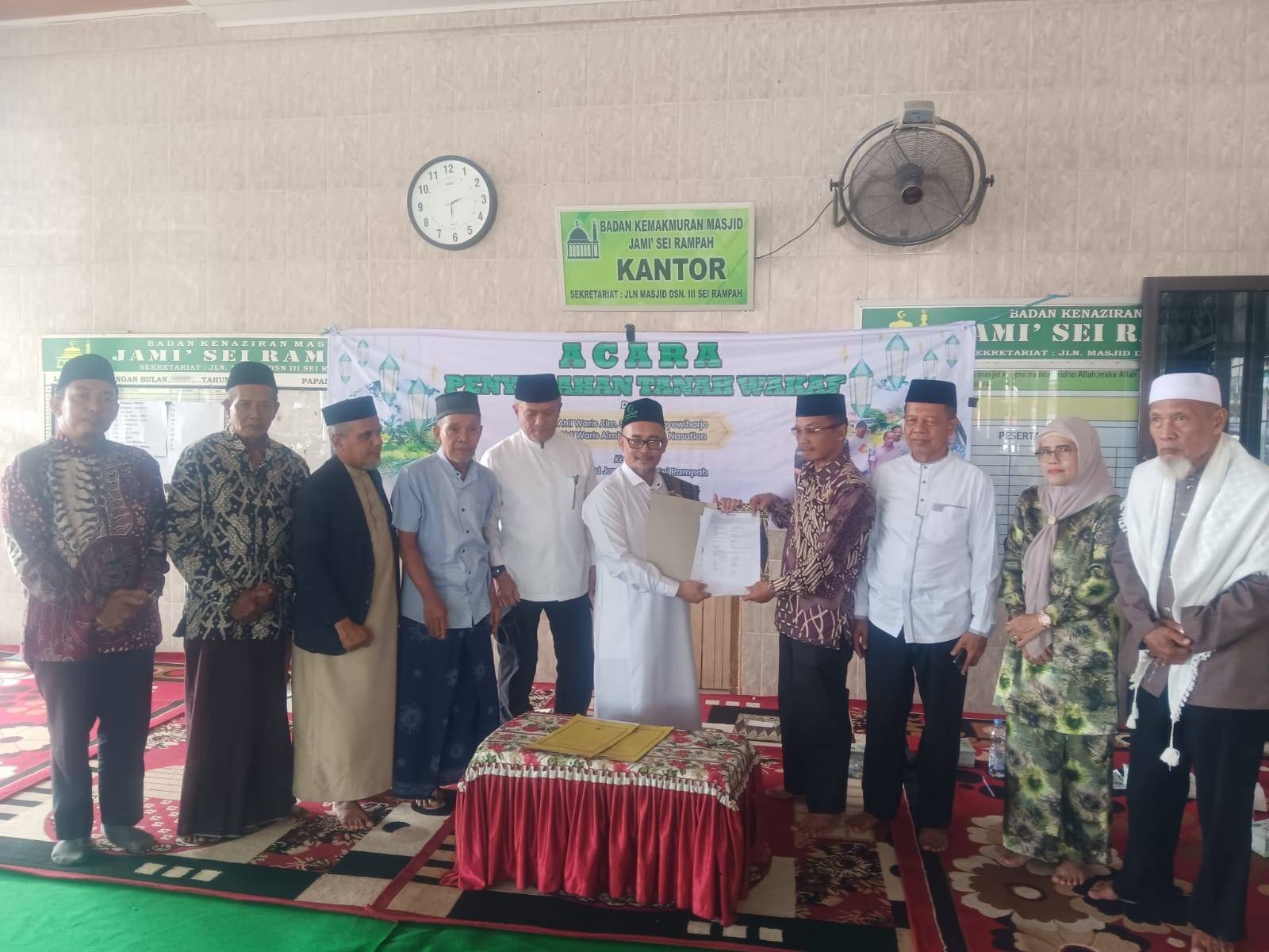 Kepala KUA Sei Rampah Serahkan Akta Ikrar Wakaf Nazhir Masjid Jami’