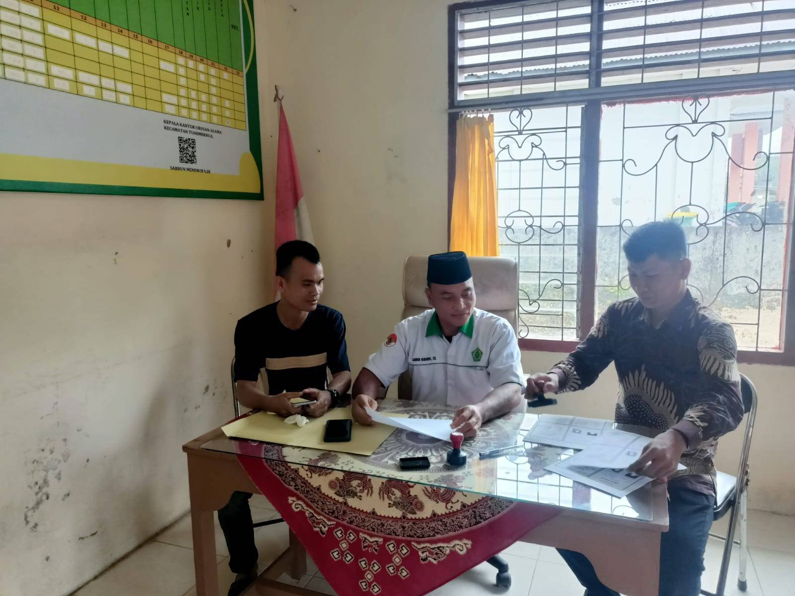 KUA Tuhemberua Layani Legalisir Buku Nikah, Permudah Akses Administrasi