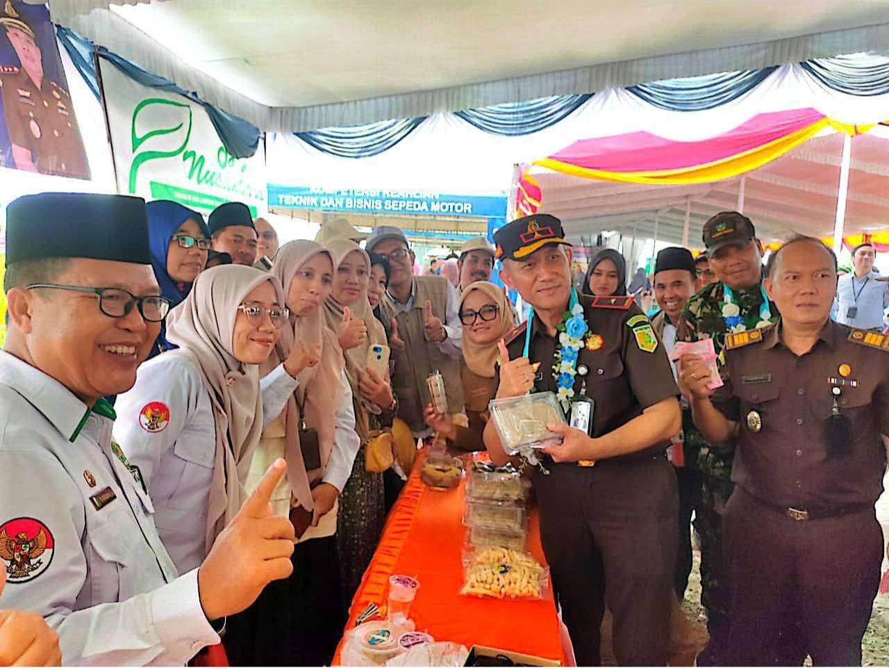 Penghulu KUA Pasir Sakti Pathurrahman, M.Pd. Ikut Dukung UMKM dan Grebeg Panen Padi