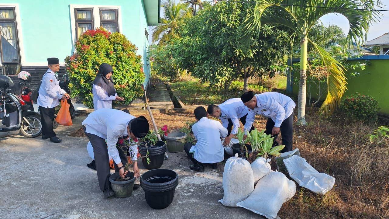 KUA Tembilahan Terapkan Ekotiologi, Perindah Lingkungan Kantor dengan Bunga
