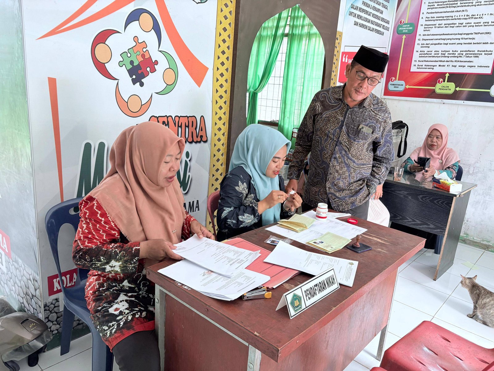 Pengawasan Langsung Plt. Kepala KUA Bandar Khalifah, Dorong Staf Lebih Profesional