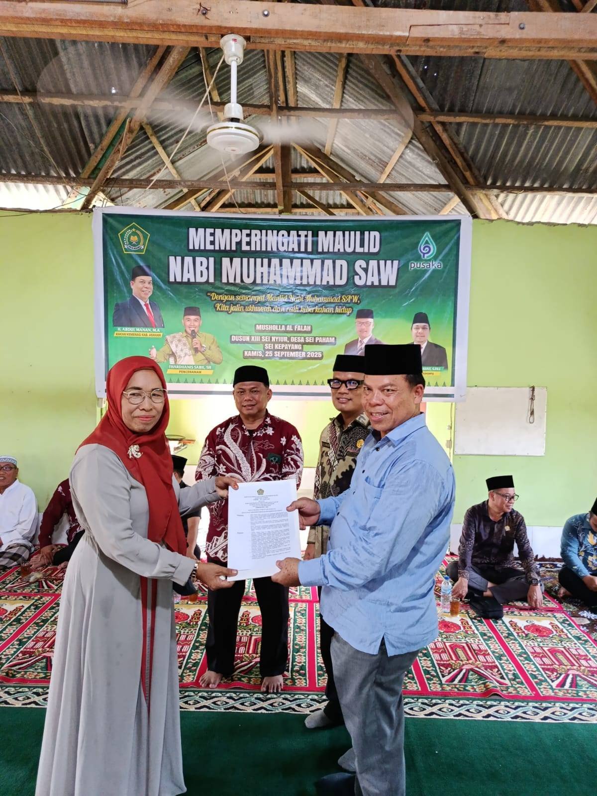 KUA Sei Kepayang Fasilitasi Kakan Kemenag Asahan Serahkan SK Majelis Taklim 