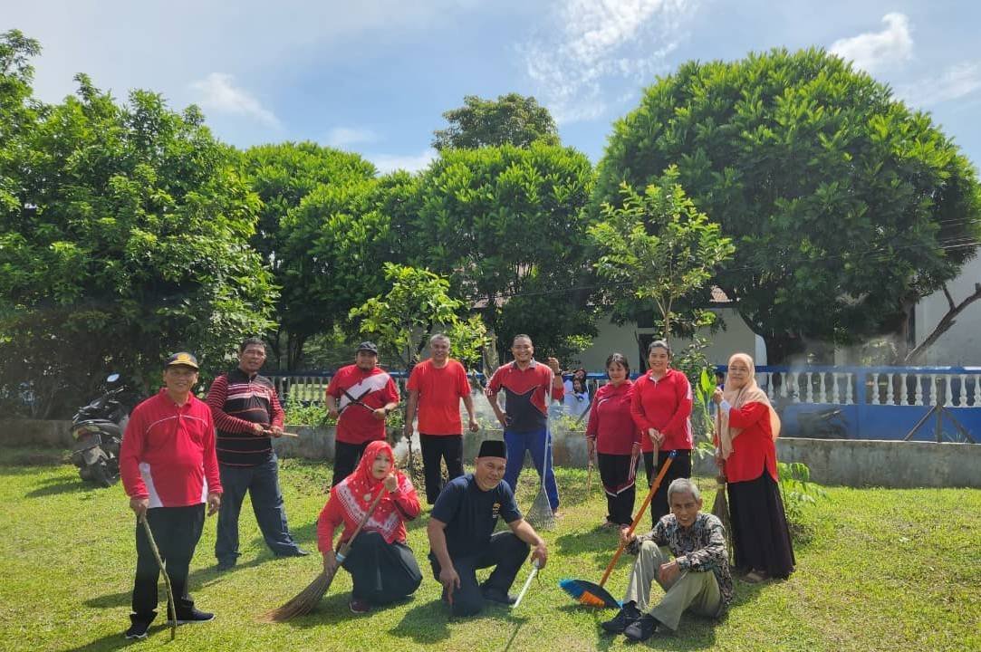 KUA STM Hilir Gelar Gotong Royong di Lingkungan Kantor
