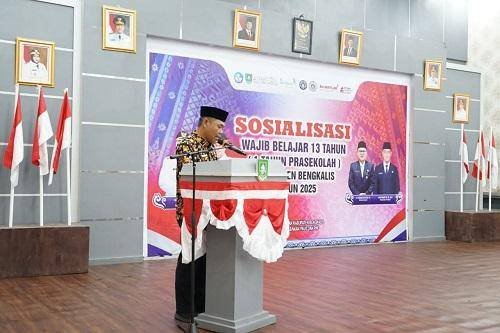 Kepala KUA Mandau Pimpin Doa pada Sosialisasi Wajib Belajar 13 Tahun di Kantor Camat Mandau