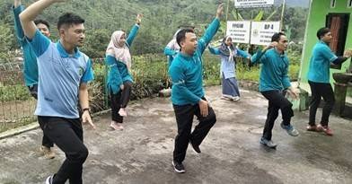 Semangat Pagi di KUA Pandanarum: Pegawai Laksanakan Senam Moderasi Beragama untuk Jaga Kesehatan dan Perkuat Kebersamaan