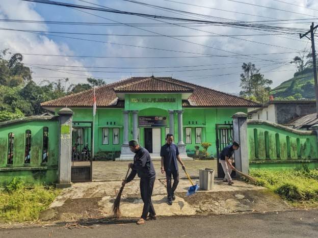Kebersihan Sebagian dari Iman: Pegawai KUA Pejawaran Adakan Kegiatan Jumat Bersih Ciptakan Lingkungan Kerja yang Bersih dan Nyaman