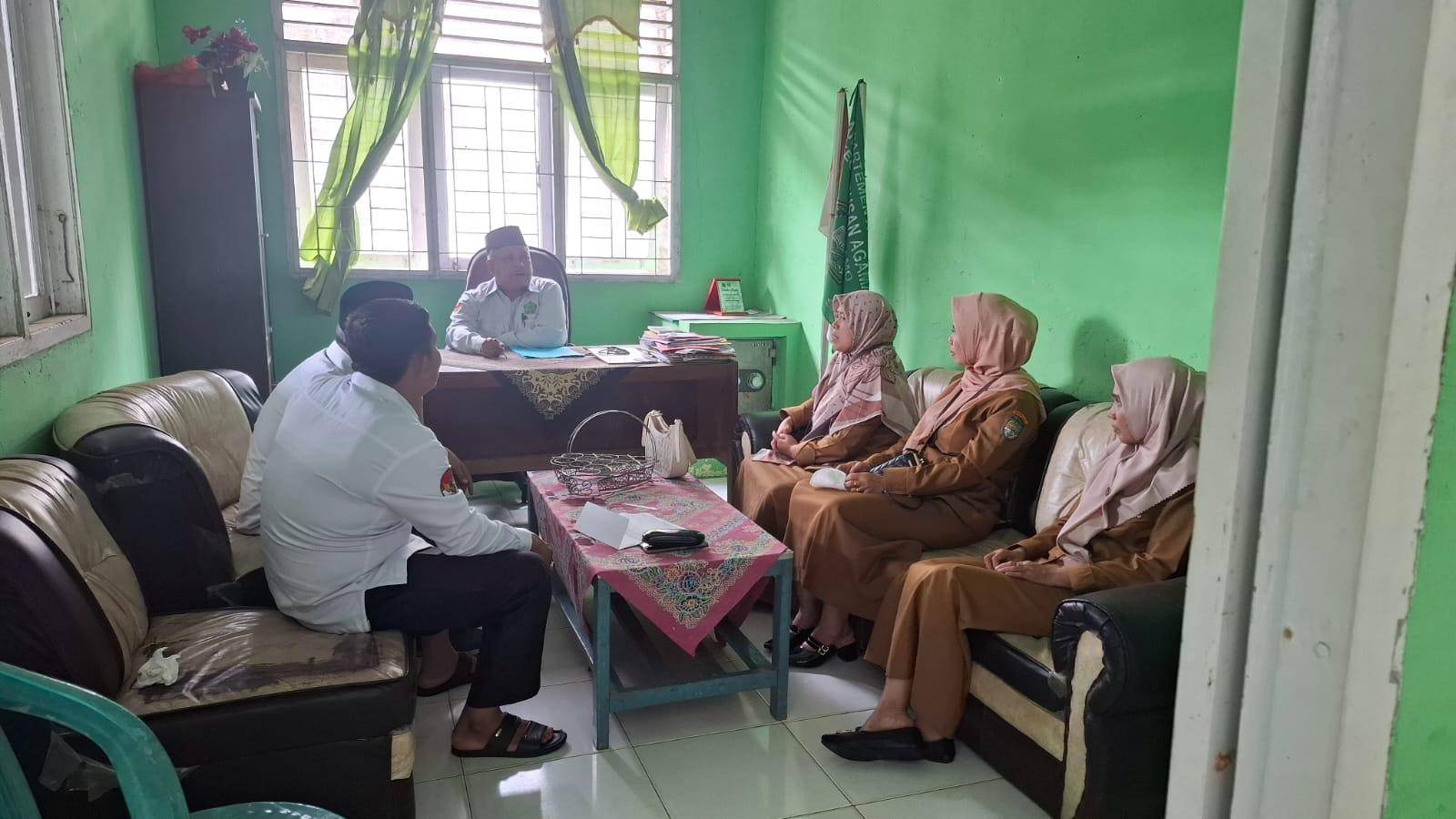 KUA Rambah Samo Terima Kunjungan UPTD Capil, Sepakat Dukung Tertib Administrasi