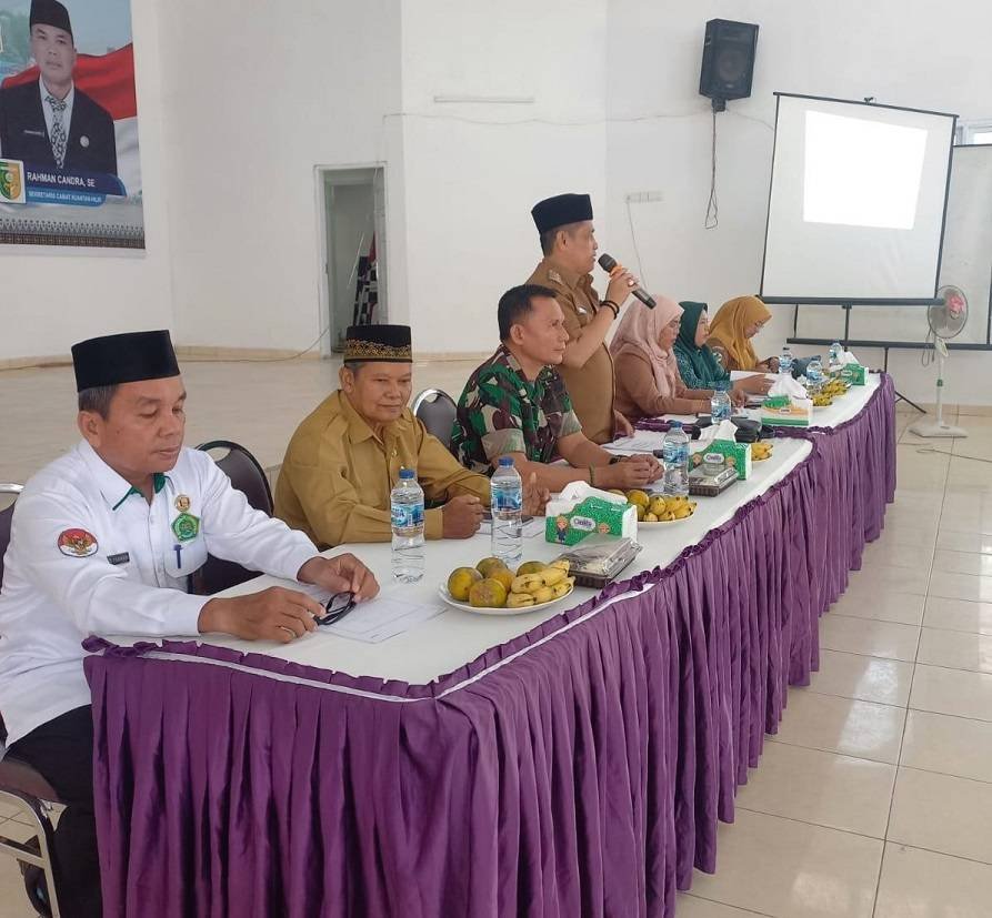 Kepala KUA Kuantan Hilir Pimpin Doa dalam Acara Lokakarya Mini