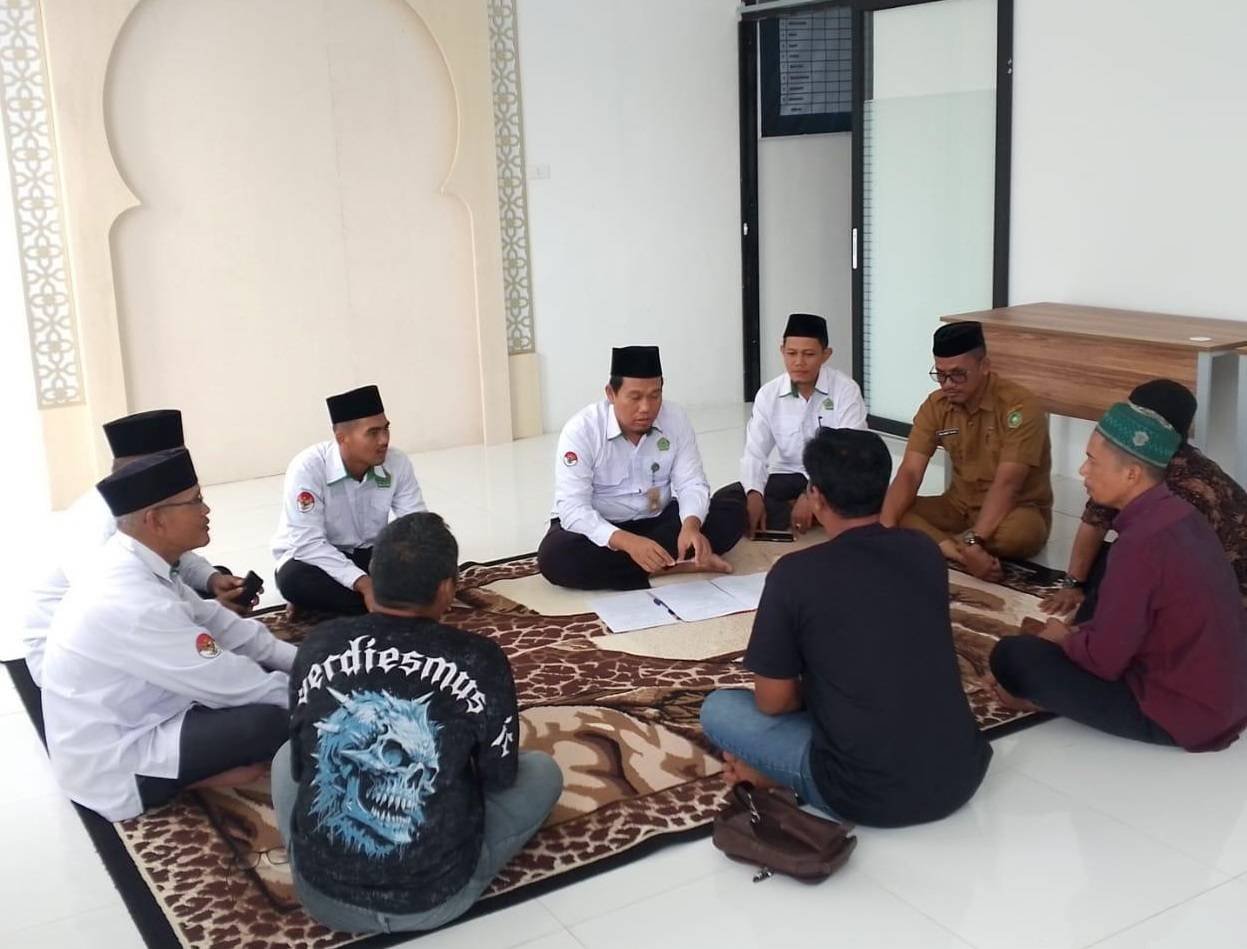  Kepala KUA Tasik Putri Puyu Bimbing Pengucapan Syahadat