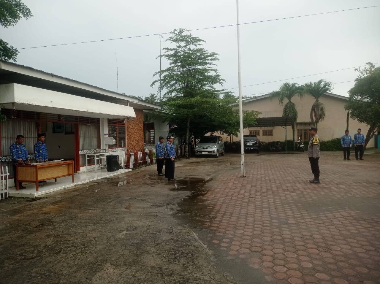 Staf KUA Bosar Maligas Pimpin Doa pada Upacara Hari Kesaktian Pancasila di Kantor Camat Bosar Maligas