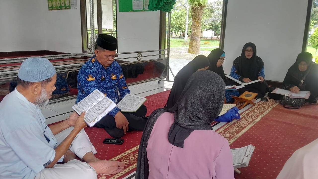 Sentuhan Spiritual PAI KUA Binjai Timur, Dampingi Penghuni Panti Jompo Binjai Belajar Al Quran
