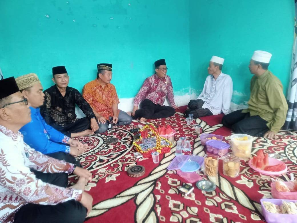 Kepala Kemenag dan Ketua APRI Lampung Timur Bertakziah di Rumah Duka Staf KUA Gunung Pelindung