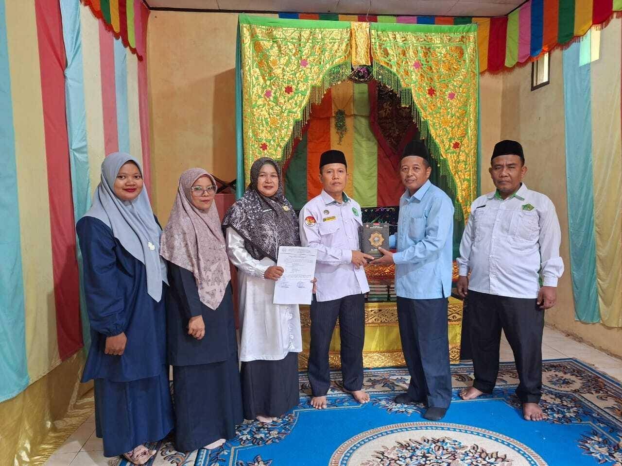 KUA Pangkalan Kerinci Salurkan Al-Qur’an untuk Siswa SDN Bernas