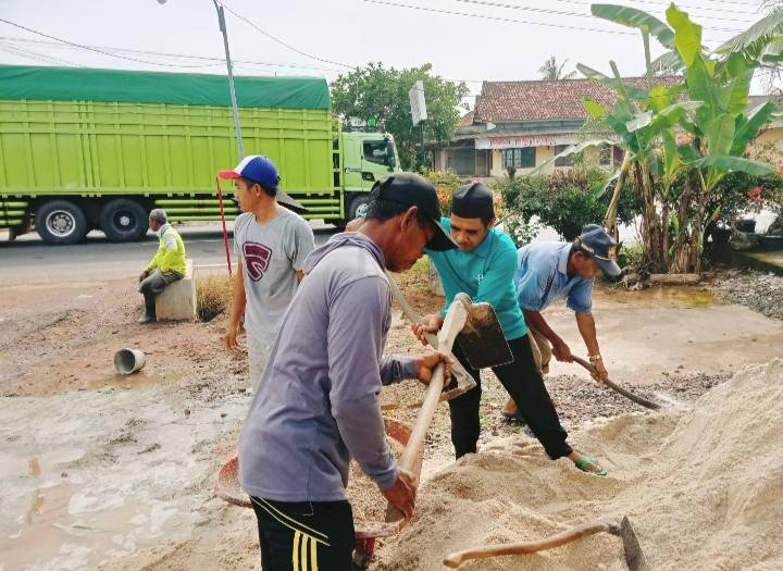 KUA Way Bungur Bangun Jalan Kebersamaan Lewat Gotong Royong Warga