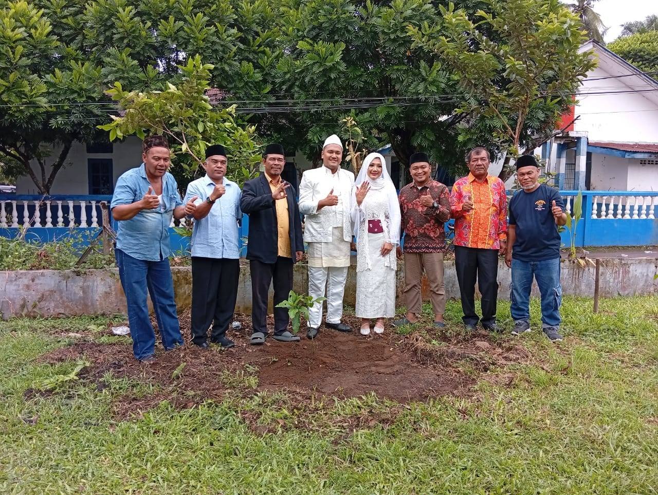 KUA STM Hilir Lanjutkan Program Ekoteologi, Pengantin Tanam Pohon Usai Akad Nikah