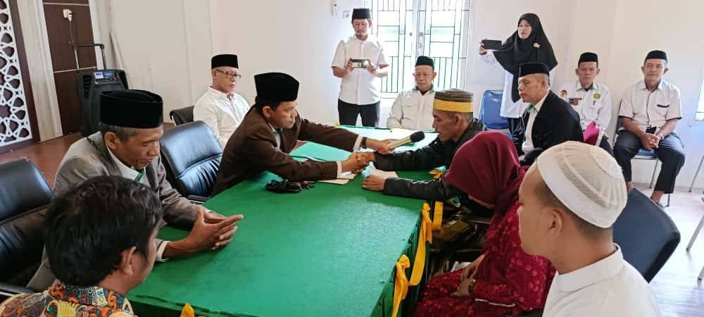 Kepala KUA Bantimurung Pimpin Prosesi Akad di Aula Pusaka KUA, Sampaikan Nasehat kepada Kedua Pasangan.