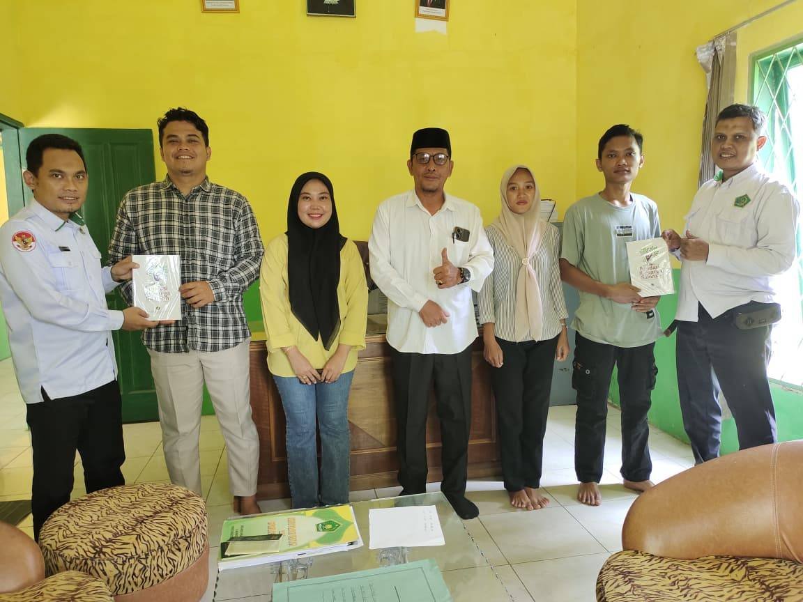Kepala KUA Silinda Melakukan Penyerahan Buku Fondasi Keluarga Sakinah Kepada Dua Pasang Catin