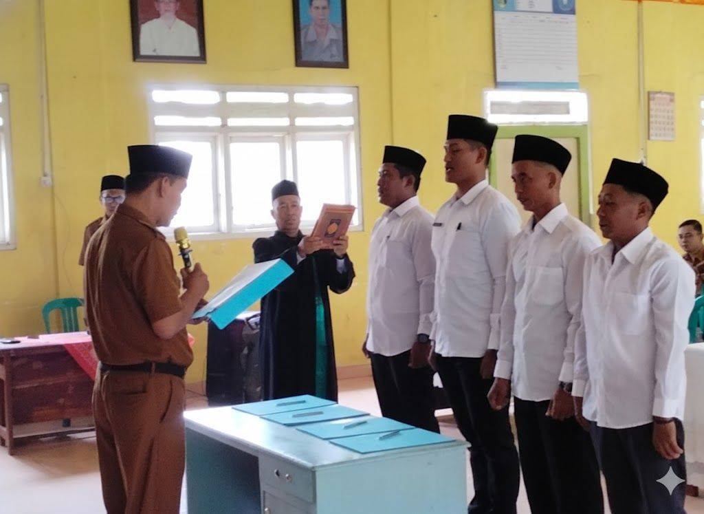 Kepala KUA Sekampung Jadi Rohaniawan dan Pimpin Doa Pelantikan Perangkat Desa