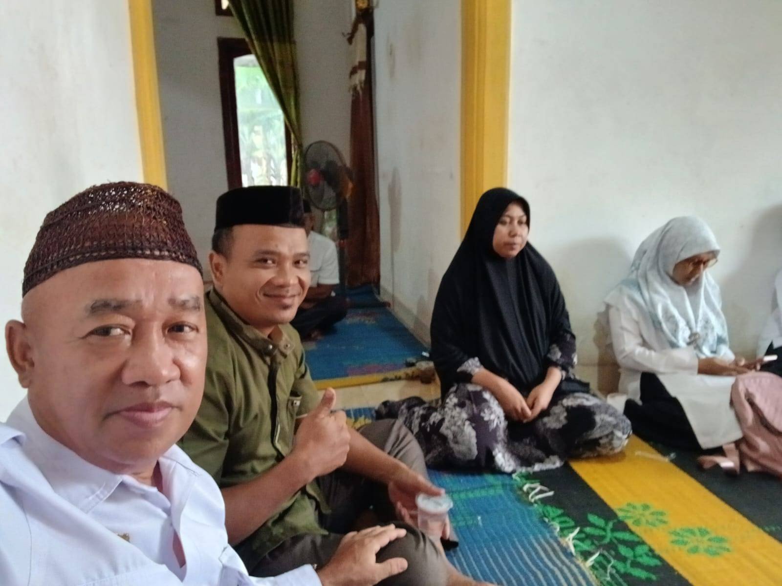 Keluarga KUA Sekampung Melayat ke Rumah Duka Mertua Penyuluh di Sukoharjo