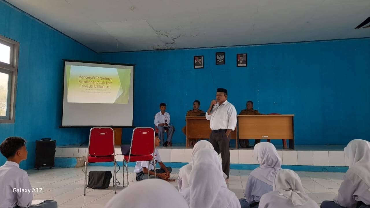 Kepala KUA Kecamatan Bacan Barat Sampaikan Materi pada Kegiatan Bimbingan Remaja Usia Sekolah (BRUS) di SMA Negeri 20 Halmahera Selatan