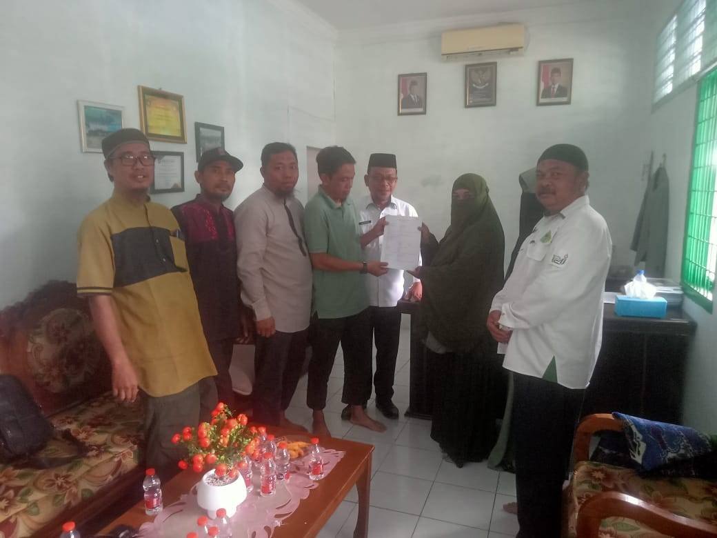 KUA Kisaran Timur Serahkan Akta Ikrar Wakaf Peruntukan Musallah Kelurahan Mutiara