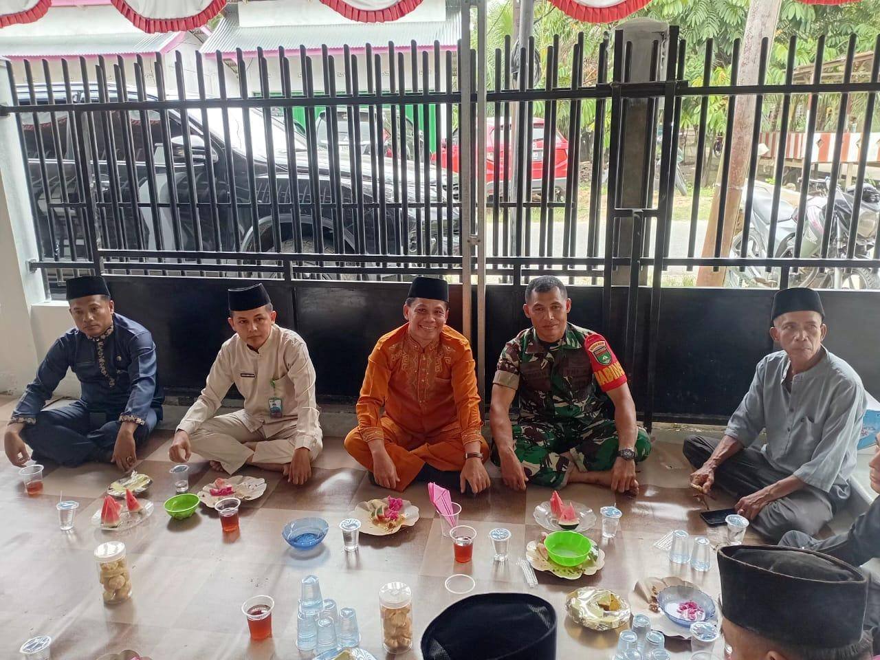 Kepala KUA Kuantan Hilir Seberang dan Pegawai Hadiri Undangan Khatam Qur’an di Desa Pulau Kulur