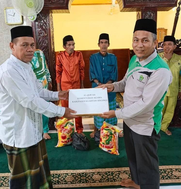 Forum KUA Kabupaten kuantan Singingi daulah KA KUA Singingi Serahkan Bantuan Al-Qur’an