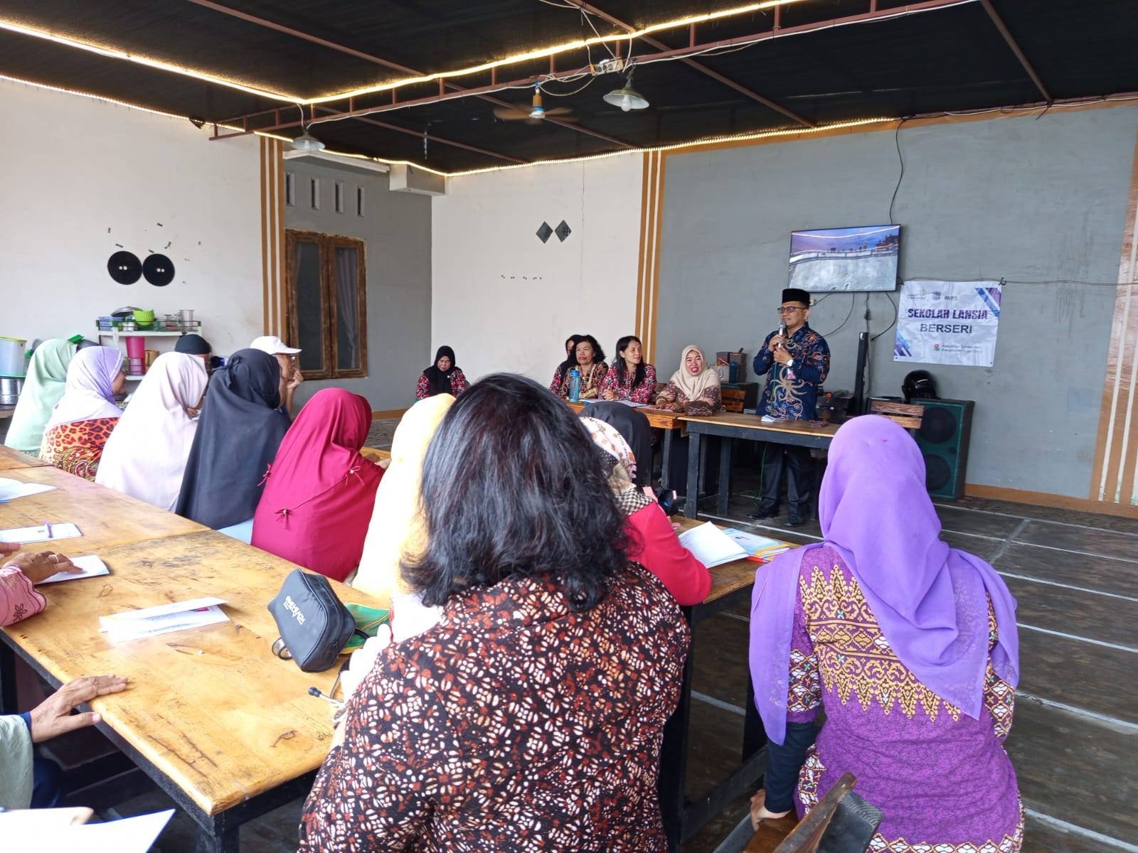 Menginspirasi di Usia Senja: Kepala KUA Binjai Timur Isi Acara Sekolah Lansia 