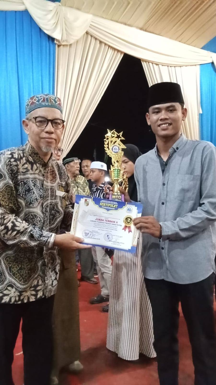 Penghulu Muda Serahkan Hadiah Kepada Pemenang  MTQ Tk Kec.Payung Sekaki