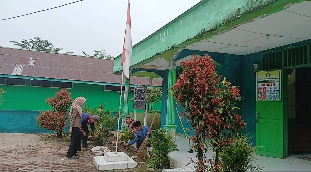 Gotong Royong Jajaran KUA Bandar Pasir Mandoge Wujudkan Lingkungan Bersih dan Sehat