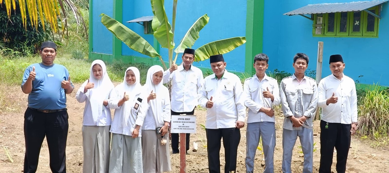 Kepala KUA Muara Batangtoru Ajak Pegawai dan Siswa PPL SMK 1 Tanam Apotek Hidup