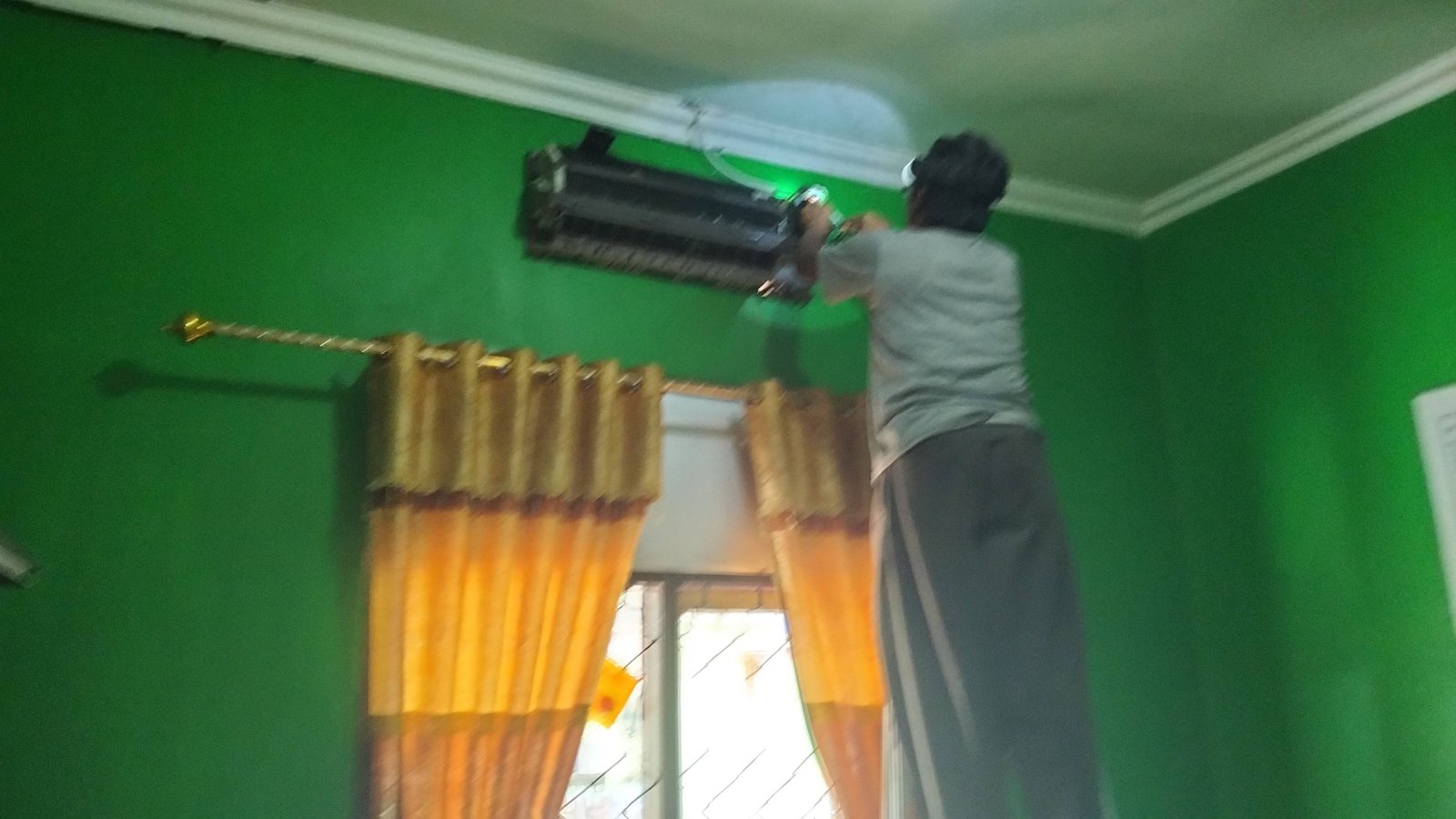 KUA Sekampung Udik Lakukan Perawatan Rutin AC Ruang Penghulu