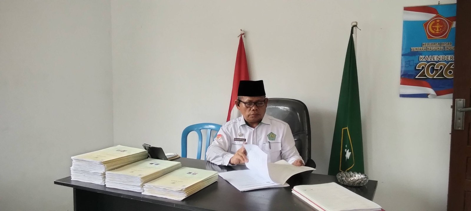 Kepala KUA Barumun Tengah Periksa Berkas NR, Tegaskan Pentingnya Seleksi Ketat untuk Tertib Administrasi