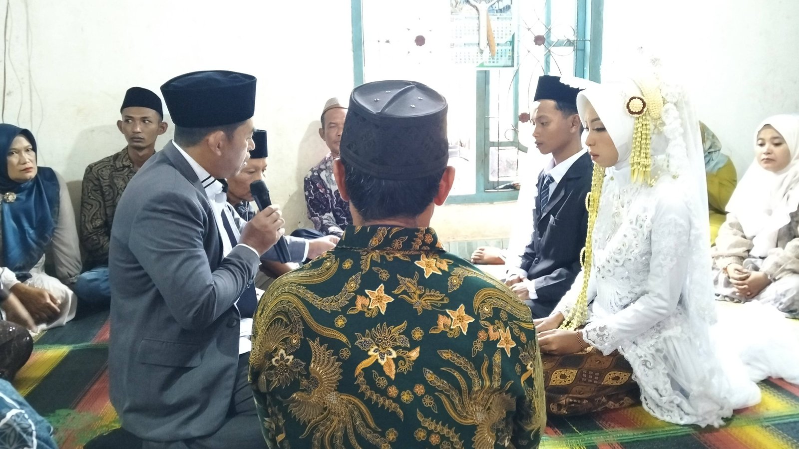 Penghulu KUA Sekampung Udik Pimpin Akad Nikah Penuh Makna di Desa Brawijaya 