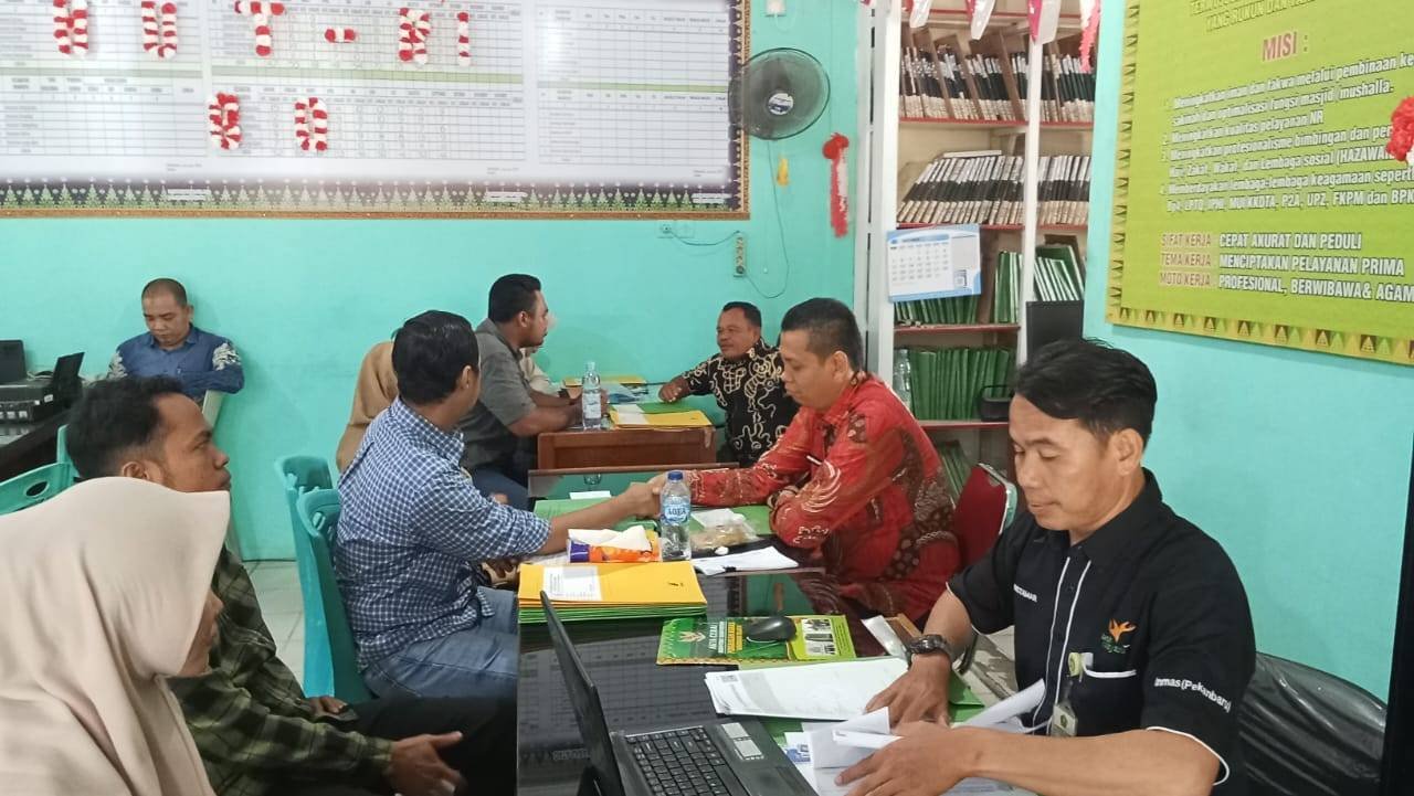 Penghulu KUA Tampan Lakukan Pemeriksaan Berkas Catin