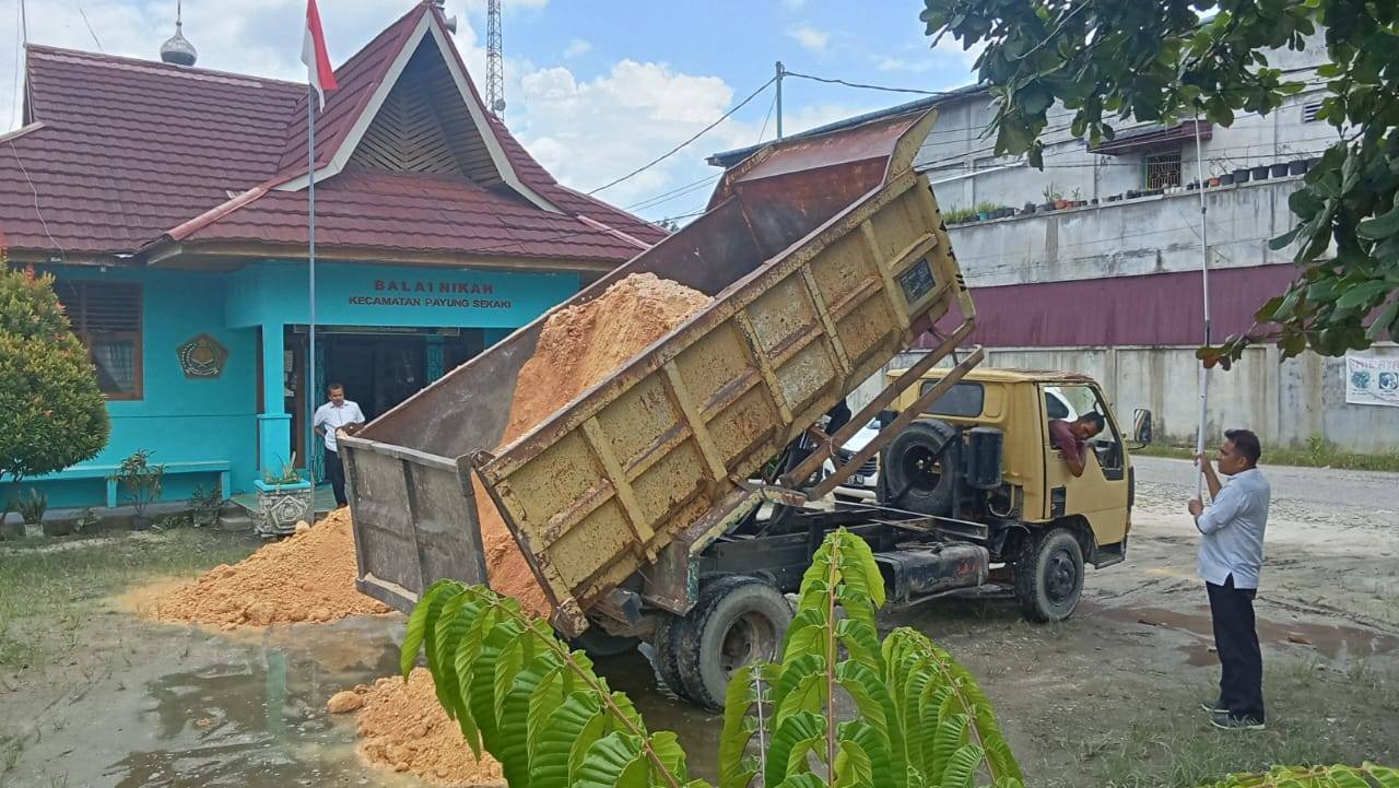 Benahi Halaman Kantor, Ka. KUA  Payung Sekaki Datangkan Tanah Timbun  