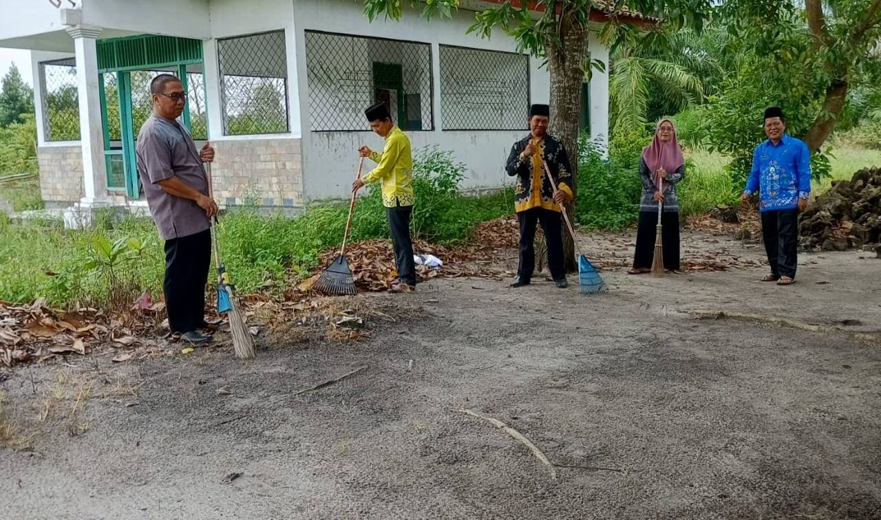 Kepala KUA Pasir Sakti Pimpin Gotong Royong, Tanamkan Nilai Kebersihan Sebagai Bagian dari Iman