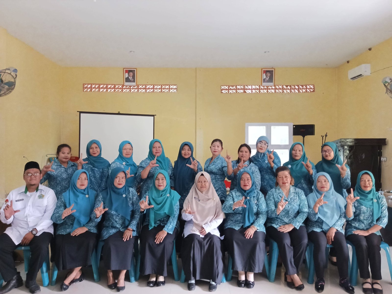 Pegawai KUA Kutambaru Beri Sosialisasi Keluarga Sakinah dan Bahaya Nikah Siri kepada Ibu-Ibu PKK