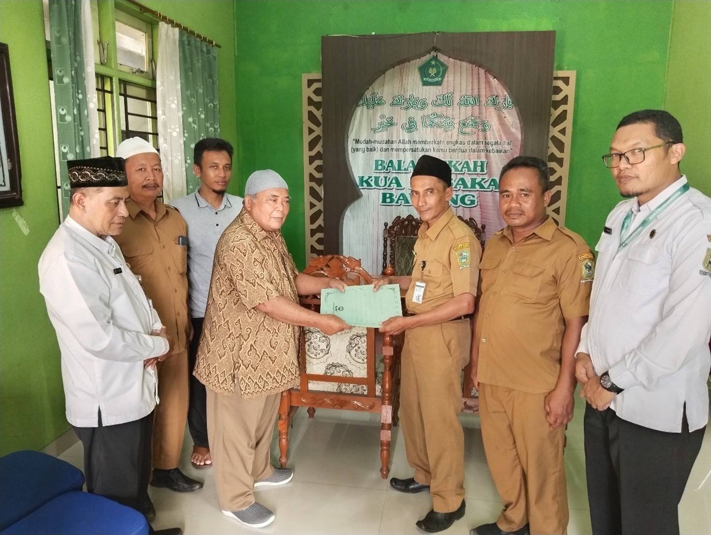 Ikrar Wakaf di Kua Kecamatan Bawang: Wakaf Tanah untuk Pengembangan Musala Al Huda Blambangan