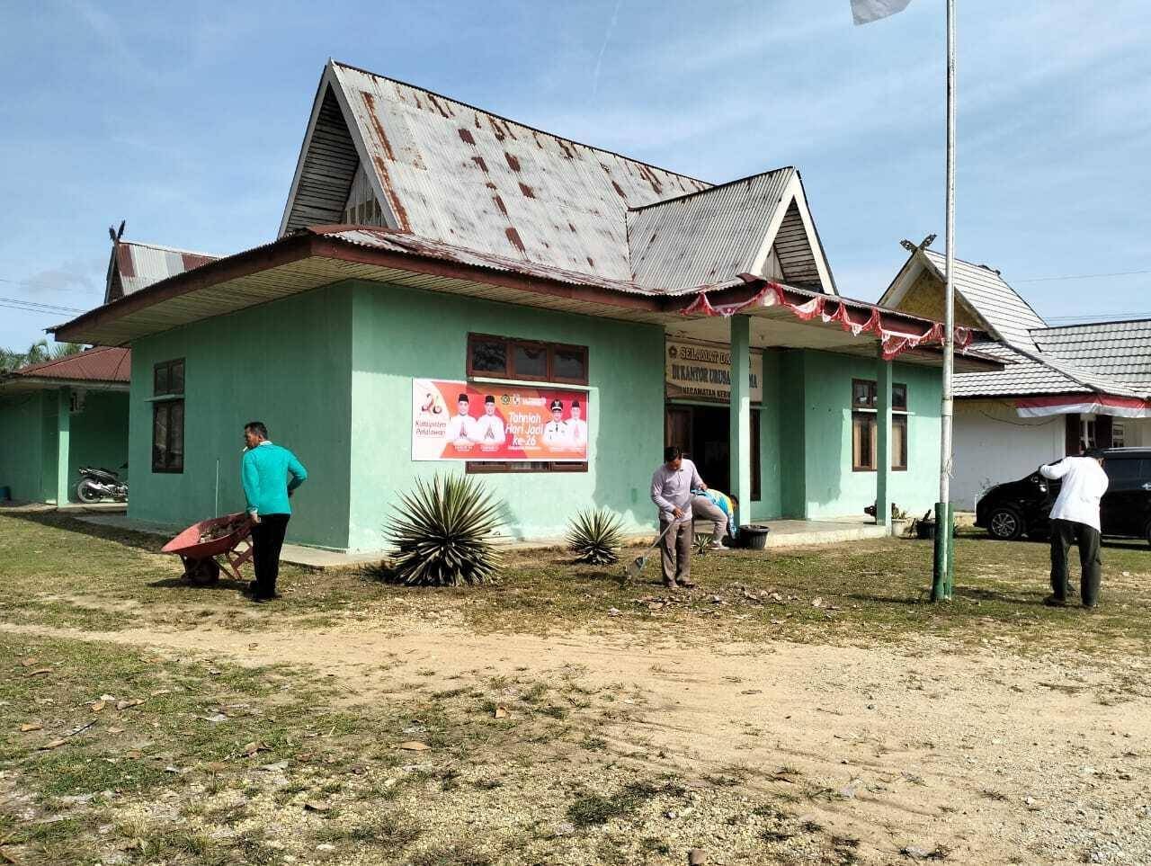 Wujudkan Lingkungan Bersih, KUA Kerumutan Gelar Gotong Royong