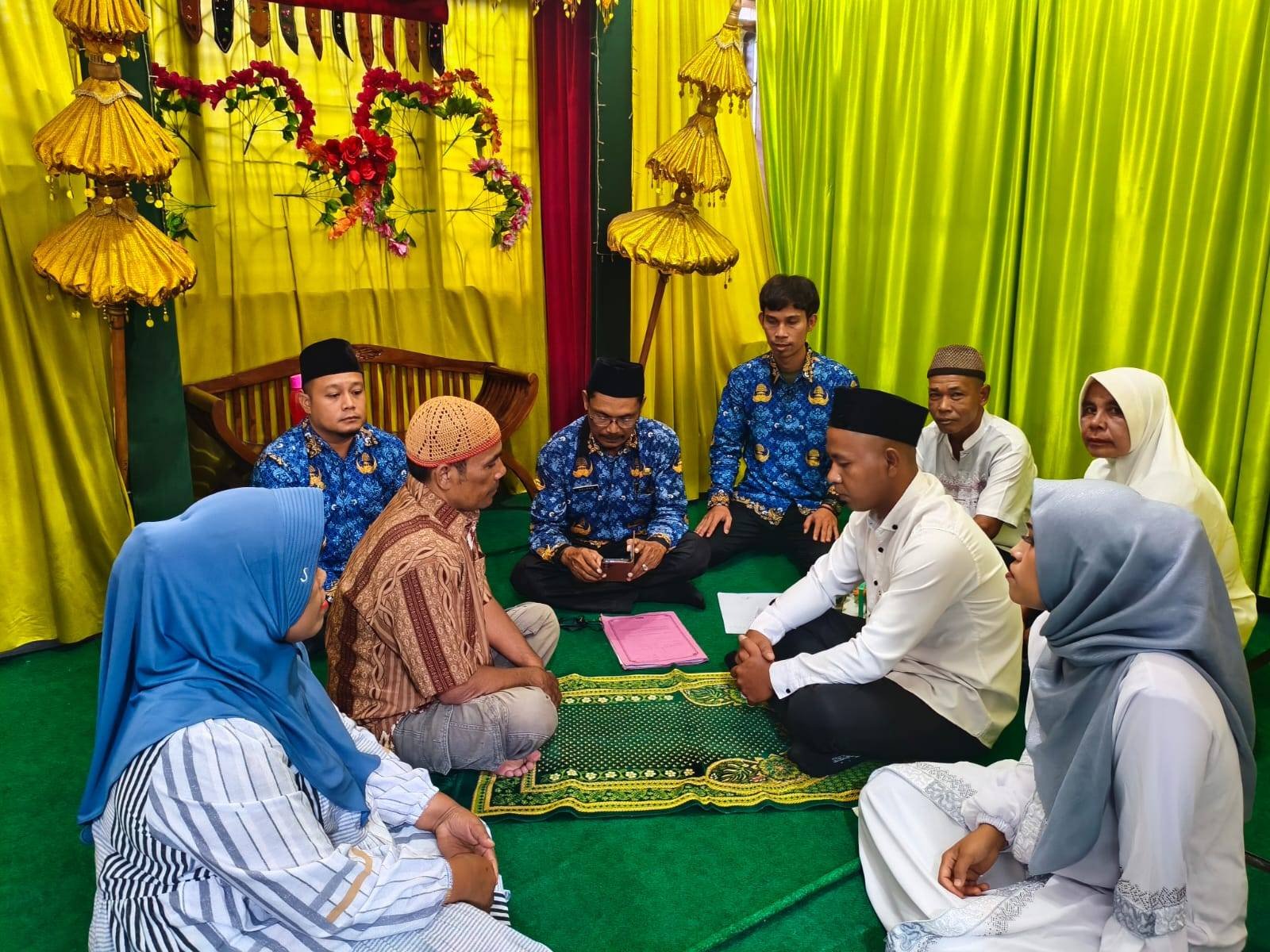 Plt. Kepala KUA Padangsidimpuan Selatan Pimpin Prosesi Ijab Qabul Di Balai
