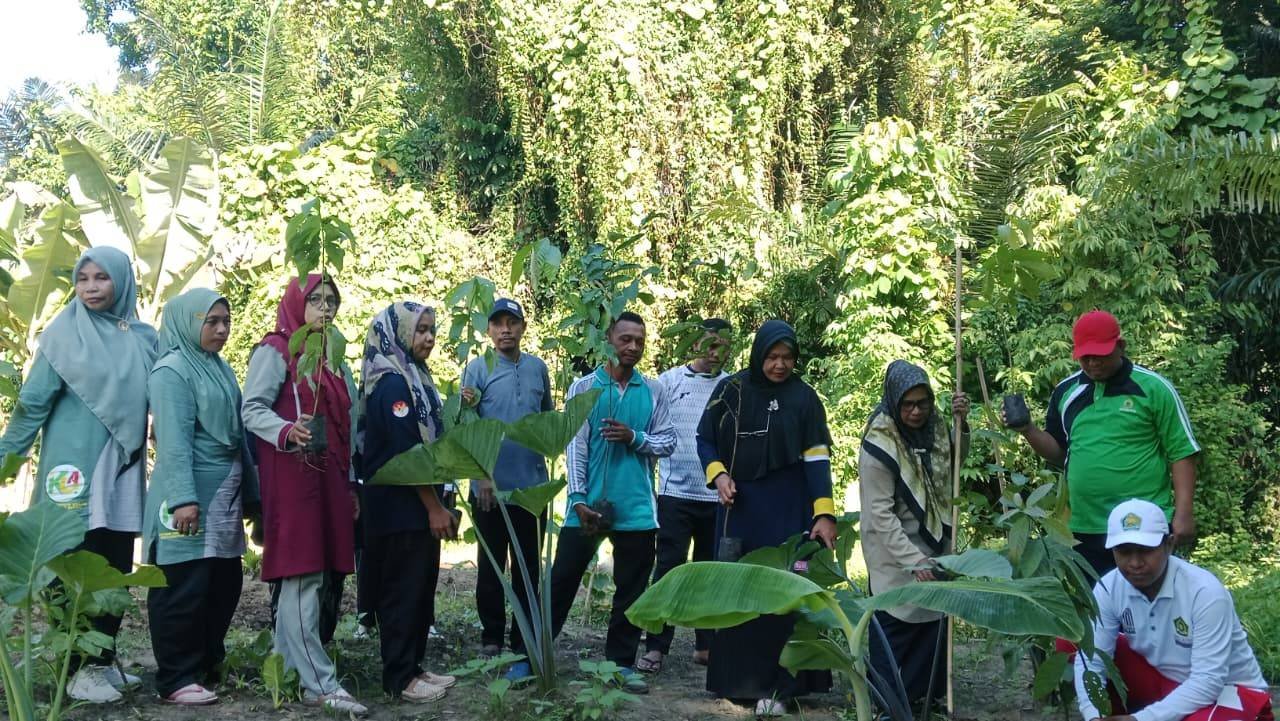 Sambut Hari Santri, ASN KUA Bacan Laksanakan Penanaman Bibit Pohon di Halaman Kantor KUA