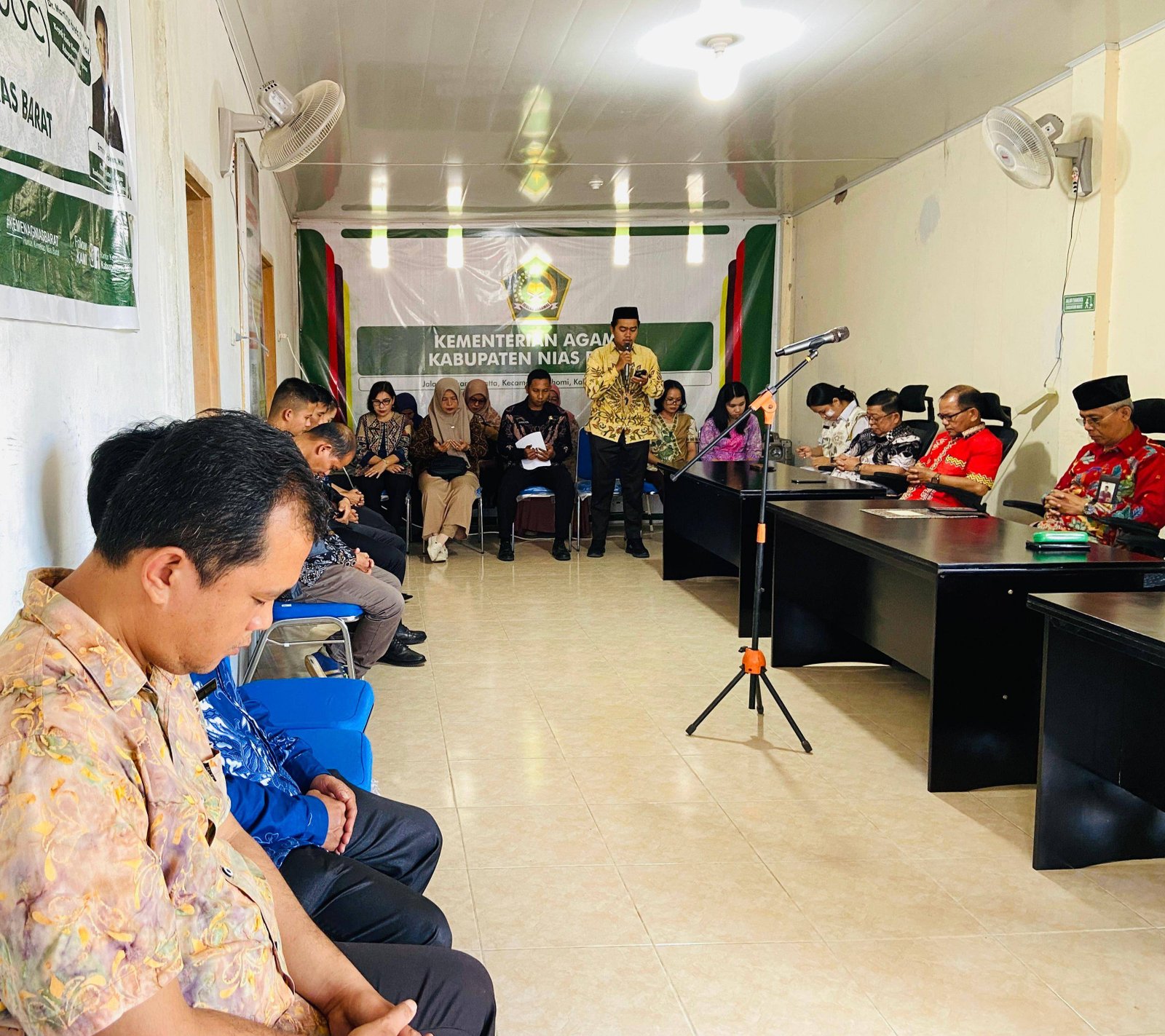 Penghulu KUA Lolofitu Moi Pimpin Doa Pengukuhan Panitia NATARU dan HAB ke-80