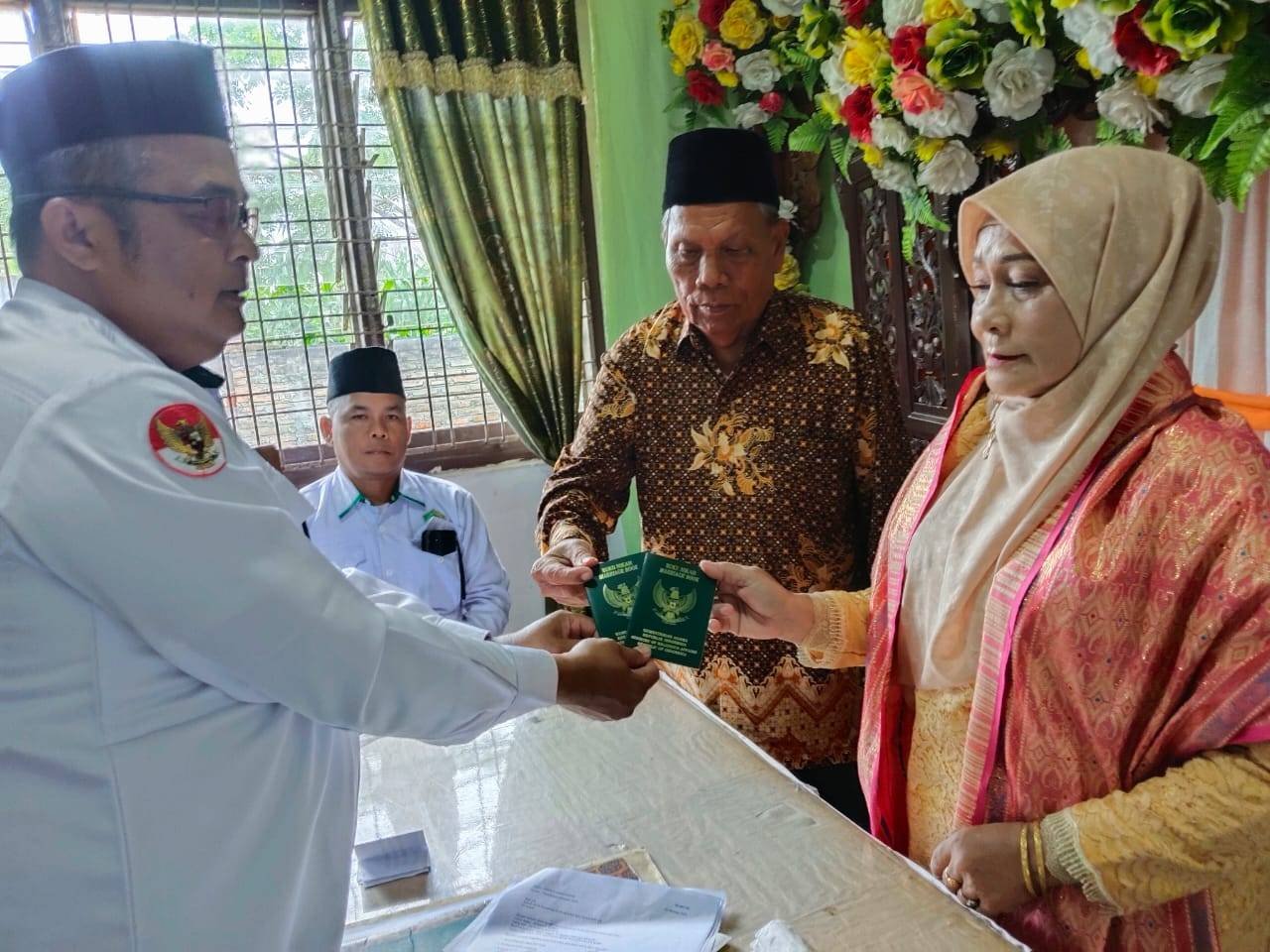 Cinta Tak Mengenal Usia, KUA Bosar Maligas Gelar Pernikahan Pasangan Lansia