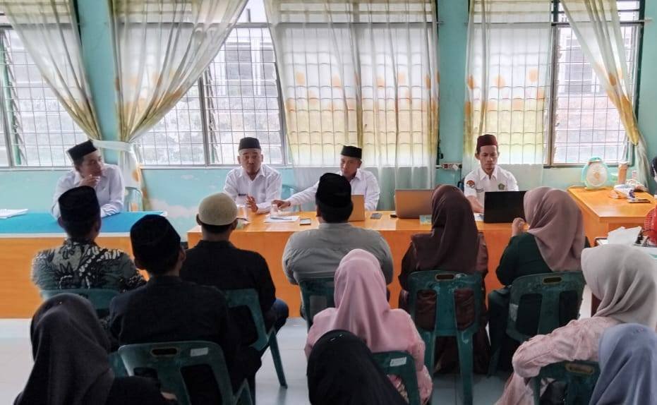 Dibimbing untuk Bahagia: 13 Calon Pengantin Ikuti Bimbingan Perkawinan di KUA Bilah Hilir